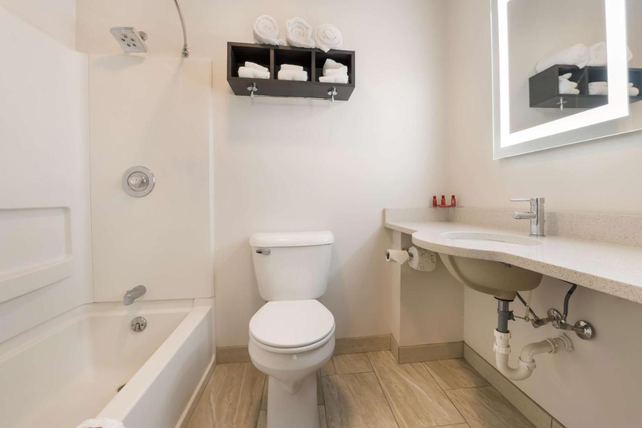 Surestay Hotel By Best Western Thomson מראה חיצוני תמונה